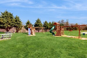 Children’s area - Mtn View Getaway, Sleeps 6, Bunk nook, Shared Pool (Pigeon Forge)