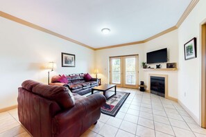 TV, fireplace, offices - Mtn View Getaway, Sleeps 6, Bunk nook, Shared Pool (Pigeon Forge)