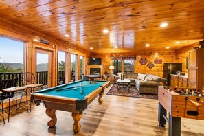 Games room - Grizzly Manor, Sleep 18, Amazing Mtn Views, Hot Tub (Pigeon Forge)