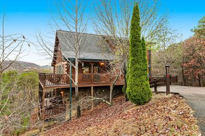 Exterior - Grizzly Manor, Sleep 18, Amazing Mtn Views, Hot Tub (Pigeon Forge)