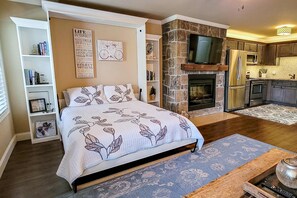 Desk, WiFi, bed sheets - Lovely Studio N Riverfront Community, Sleeps 2 (Townsend)