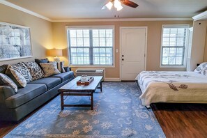 Desk, WiFi, bed sheets - Lovely Studio N Riverfront Community, Sleeps 2 (Townsend)