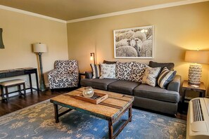 TV, fireplace, offices - Lovely Studio N Riverfront Community, Sleeps 2 (Townsend)