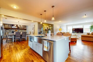 Interior - Serene Home, Sleeps 6・Game room・Basketball Hoop (Sevierville)