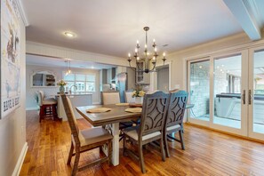 Dining - Serene Home, Sleeps 6・Game room・Basketball Hoop (Sevierville)