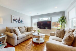 Televisión, chimenea y oficina 