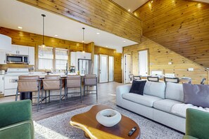 TV, peis, fotballspill og kontorer