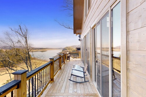 Luxe Lakefront Home, Sleeps 8・Private Pool・Hot Tub