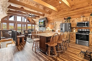 Interior - Cabin Views, Sleeps 12・Foosball・Theater・Putt-putt (Sevierville)