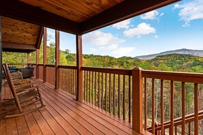 Property grounds - Cabin Views, Sleeps 12, Foosball, Theater, Putt-putt (Sevierville)