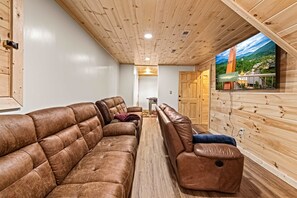 TV, fireplace, table football, offices - Cabin Views, Sleeps 12・Foosball・Theater・Putt-putt (Sevierville)