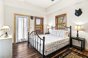 4 bedrooms, desk, iron/ironing board, WiFi - Cabin Views, Sleeps 12・Foosball・Theater・Putt-putt (Sevierville)