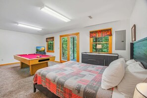 2 bedrooms, iron/ironing board, internet, bed sheets - Cozy Cabin, Sleeps 8, Catch-Release Fishing Pond (Sevierville)