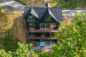 Exterior - Lakefront Cabin, Sleeps 14・Private Pool・Game room (Sevierville)