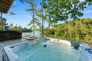 Outdoor spa tub - Lakefront Cabin, Sleeps 14・Private Pool・Game room (Sevierville)