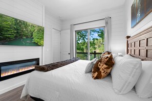 4 bedrooms, iron/ironing board, WiFi, bed sheets - Lakefront Cabin, Sleeps 14・Private Pool・Game room (Sevierville)
