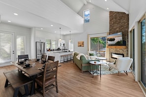 Interior - Lakefront Cabin, Sleeps 14・Private Pool・Game room (Sevierville)