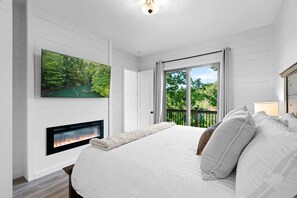 Room - Lakefront Cabin, Sleeps 14・Private Pool・Game room (Sevierville)