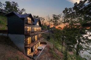 Exterior - Lakefront Cabin, Sleeps 14・Private Pool・Game room (Sevierville)