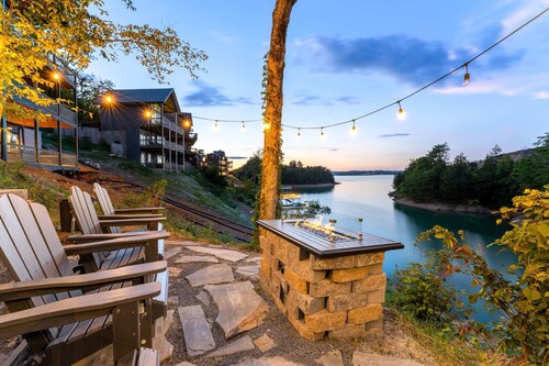 Lakefront Cabin, Sleeps 14・Private Pool・Game room