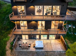 Outdoor dining - Lakefront Cabin, Sleeps 14・Private Pool・Game room (Sevierville)