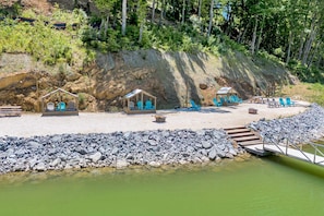 Property grounds - Lakefront Cabin, Sleeps 14・Private Pool・Game room (Sevierville)