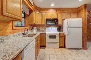Fridge, microwave, oven, stovetop - Homey Cabin, Sleeps 8, Hot Tub, Fireplace, Pool table (Sevierville)
