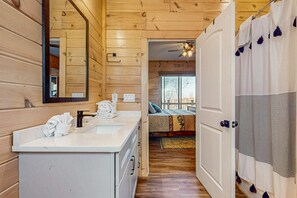 Interior - Tranquil Cabin・Indoor Pool・Hot Tub・Woodland Views (Sevierville)