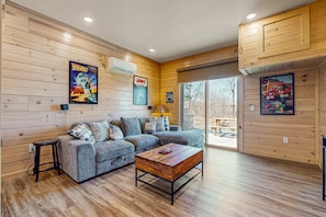 TV, fireplace, offices - Tranquil Cabin・Indoor Pool・Hot Tub・Woodland Views (Sevierville)