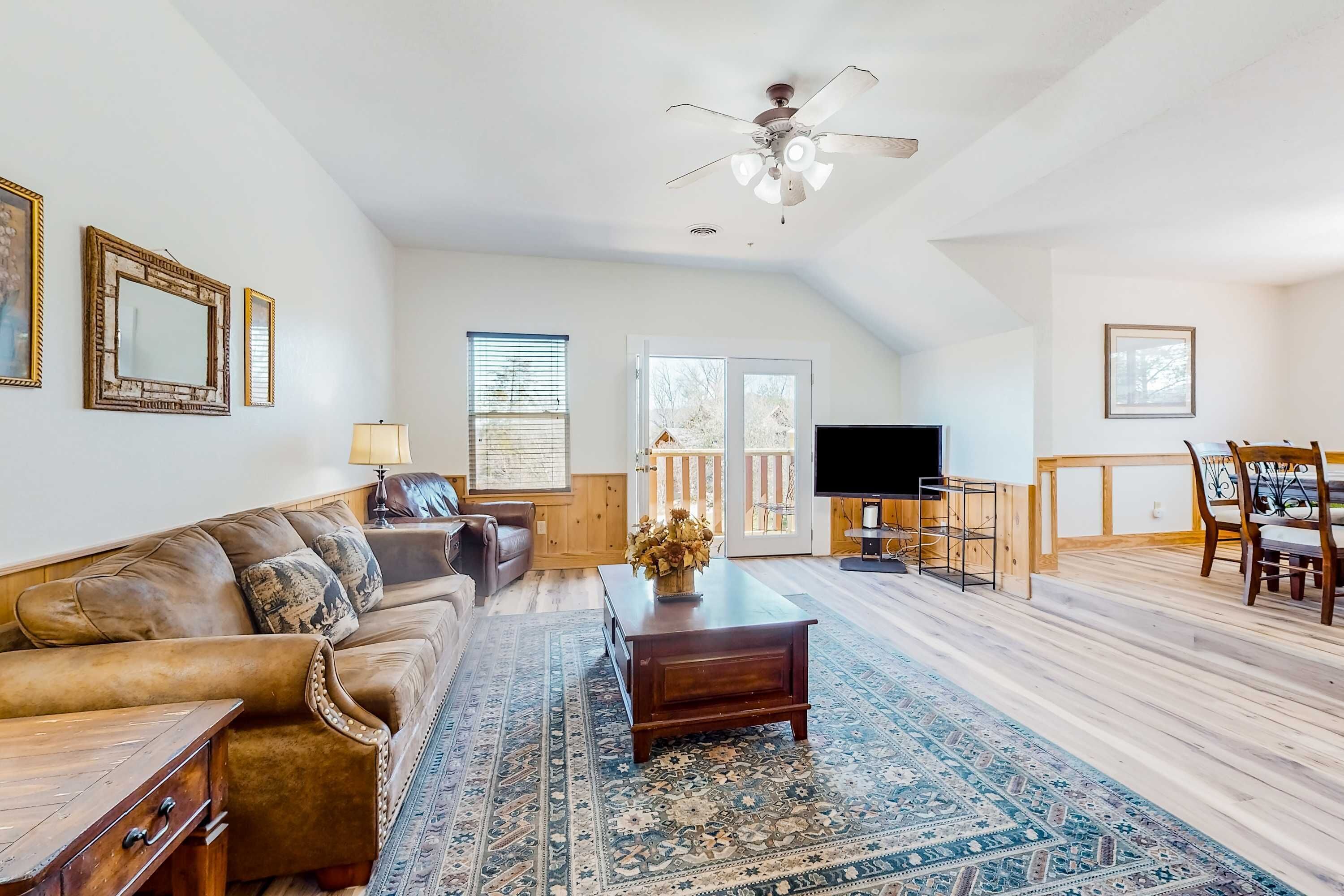 Een televisie, een open haard en een kantoor