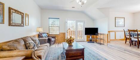 Tv, eldstad och kontor