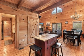 Interior - Serene Lodge Style Cabin Esca[e・Hot Tub・Firepit (Townsend)