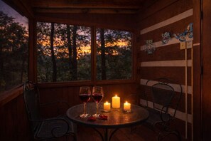 Dining - Dog Friendly Cabin, Sleeps 2・Screened Deck・Jet Tub (Sevierville)