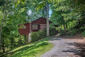 Exterior - Dog Friendly Cabin, Sleeps 2・Screened Deck・Jet Tub (Sevierville)