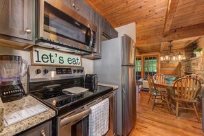 Fridge, microwave, oven, stovetop - Dog Friendly Cabin, Sleeps 2・Screened Deck・Jet Tub (Sevierville)