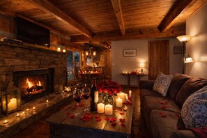 TV, fireplace, offices - Dog Friendly Cabin, Sleeps 2・Screened Deck・Jet Tub (Sevierville)