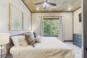 6 bedrooms, iron/ironing board, WiFi, bed sheets - Spacious, Family Friendly Cabin, Pool, Games, Theater (Sevierville)