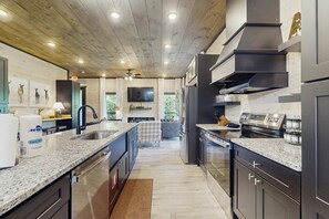 Jääkaappi, mikroaaltouuni, uuni, liesi