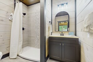 Shower, hair dryer, towels, shampoo - Spacious, Family Friendly Cabin, Pool, Games, Theater (Sevierville)