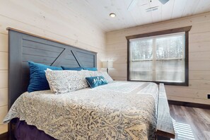 5 bedrooms, iron/ironing board, WiFi, bed sheets - Cozy Cabin, Sleep 12・Indoor pool・Theater/Game Room (Sevierville)