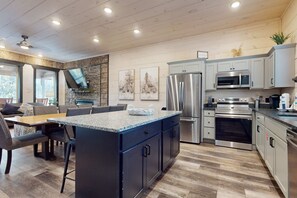 Fridge, microwave, oven, stovetop - Cozy Cabin, Sleep 12・Indoor pool・Theater/Game Room (Sevierville)