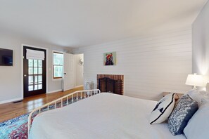 3 bedrooms, iron/ironing board, WiFi, bed sheets - Near Dollywood Farmhouse Retreat・Hot Tub・Views (Sevierville)
