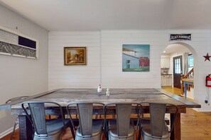 Dining - Near Dollywood Farmhouse Retreat・Hot Tub・Views (Sevierville)