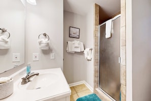 Shower, towels, shampoo - Near Dollywood Farmhouse Retreat・Hot Tub・Views (Sevierville)