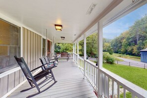 Terrace/patio - Near Dollywood Farmhouse Retreat・Hot Tub・Views (Sevierville)