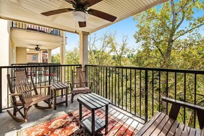 Terrace/patio - Riverside Family Getaway・Creek Views・Hot Tub・Pool (Sevierville)