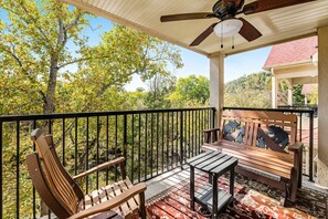 Property grounds - Riverside Family Getaway・Creek Views・Hot Tub・Pool (Sevierville)