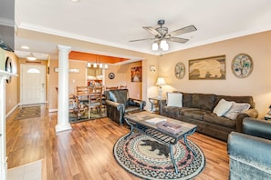 TV, fireplace, DVD player, stereo - Riverside Family Getaway・Creek Views・Hot Tub・Pool (Sevierville)