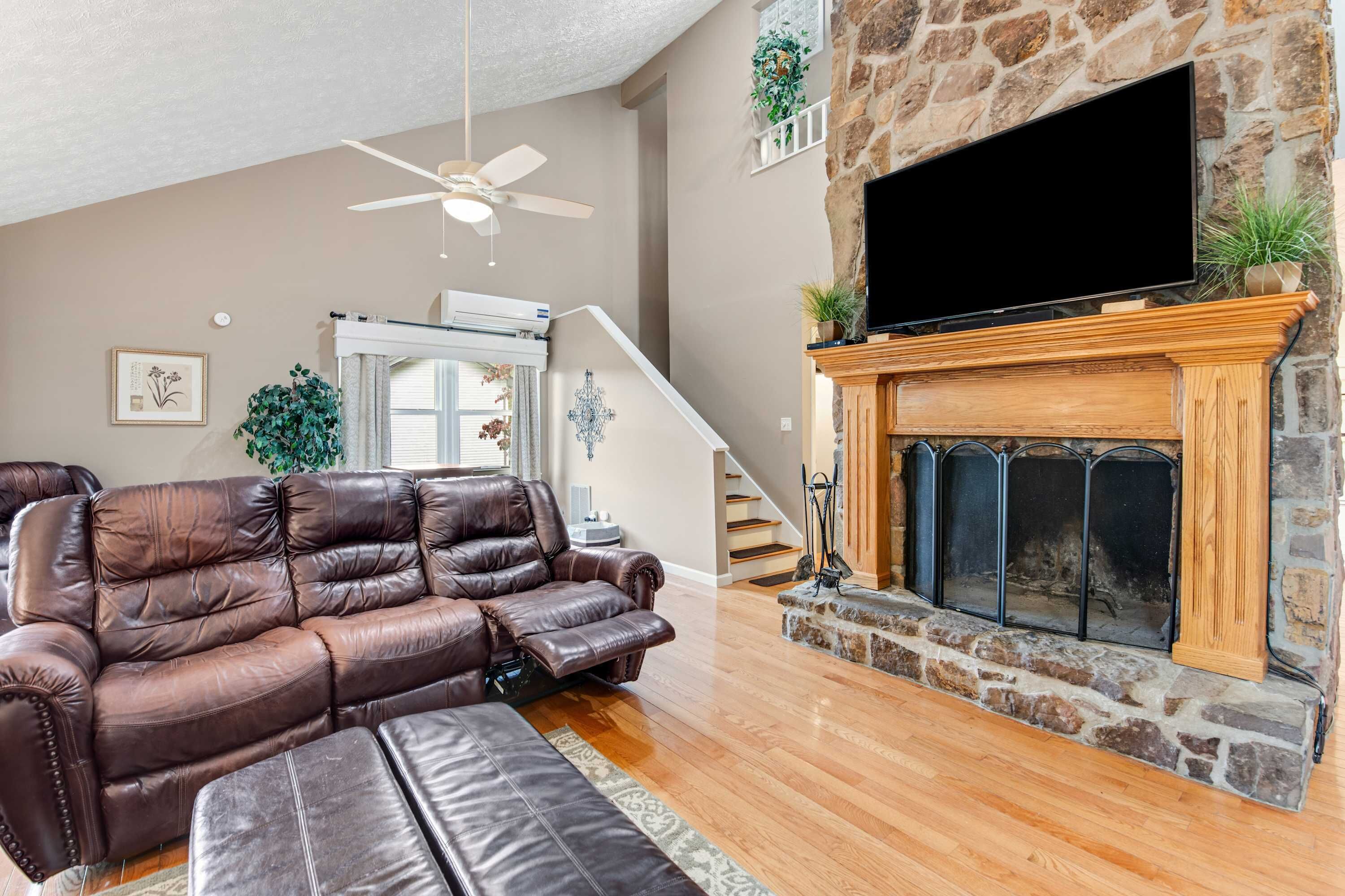 Een televisie, een open haard, videogames en een dvd-speler