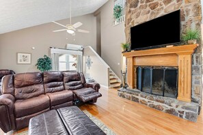 Televisie, een open haard, videospelletjes en een dvd-speler